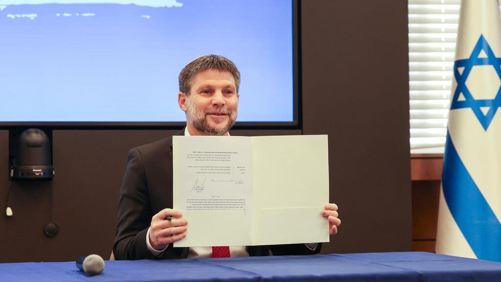 Бецалель Смотрич (Фото: пресс-служба минфина ) שר האוצר סמוטריץ חותם על צו פטור ממע"מ על חבילות