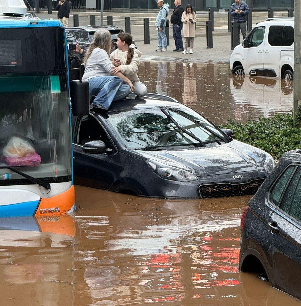 לכודים בשיטפון בנתניה
