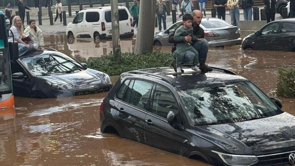 לכודים בשיטפון בנתניה