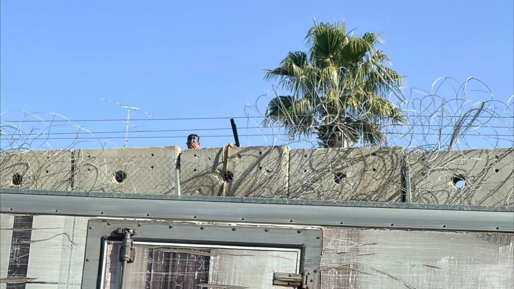 שב"ח מציץ מבעד לגדר רגע לפני הכניסה לירושלים