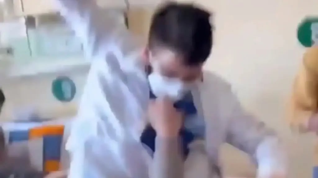 Кадр из ролика (Фото: соцсети) סרטון ויראלי הודו מכות בין רופא ומטופל
