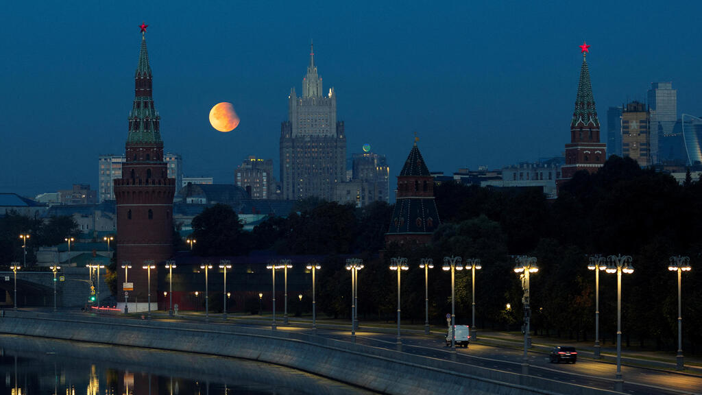 ליקוי ירח חלקי נראה מעל הקרמלין ובניין מטה משרד החוץ הרוסי במוסקבה, 18 בספטמבר 2024