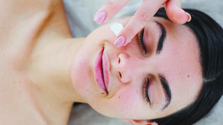 אישה עוברת טיפול פנים