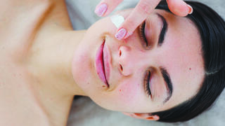 אישה עוברת טיפול פנים