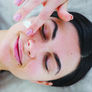 אישה עוברת טיפול פנים