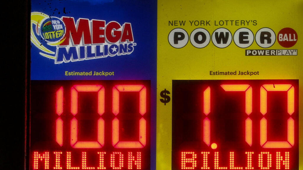 Реламное табло в Нью-Йорке: "Главный приз - 1,7 млрд" (Фото: REUTERS/Kylie Cooper) ארה"ב לוטו Powerball 1.7 מיליארד פרס ראשון ניו יורק סיטי