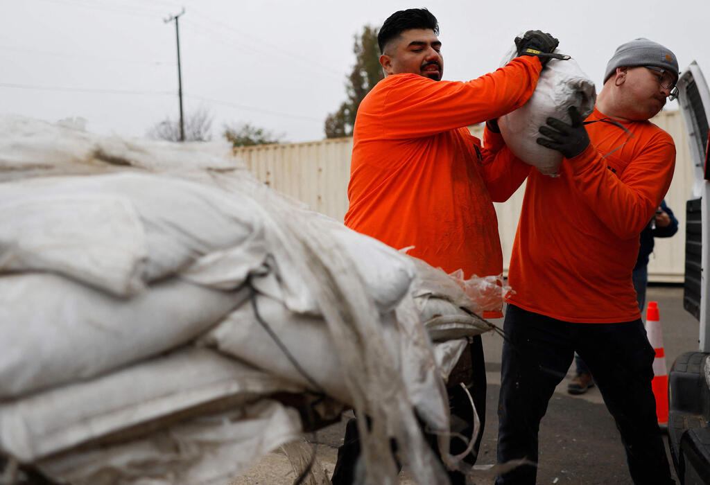 נערכים עם שקי חול לקראת ה סופה ב קליפורניה ארה"ב