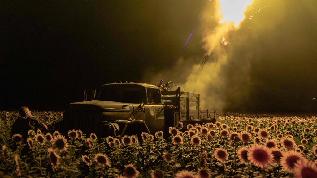 Ukrainian fire on the battlefield. Russia has momentum but is advancing very slowly and at a heavy human cost (Photo: Roman Pilipey/ AFP) תמונות השנה בעולם 2025 אוקראינה דניפרופטרובסק חיילים צבא אוקראיני אש נ"מ נגד כטב"ם רוסי 19 יולי
