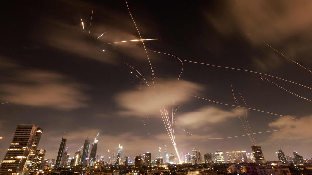 Air defense systems intercept Iranian missiles above Tel Aviv (Photo: Menahem Kahana/ AFP) תמונות השנה בעולם 2025 ישראל תל אביב מערכות ההגנה מיירטות טילים מ איראן 18 יוני
