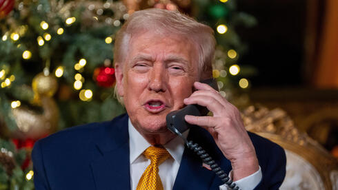 דונלד ו מלניה טראמפ משוחחים עם ילדים לרגל חג המולד