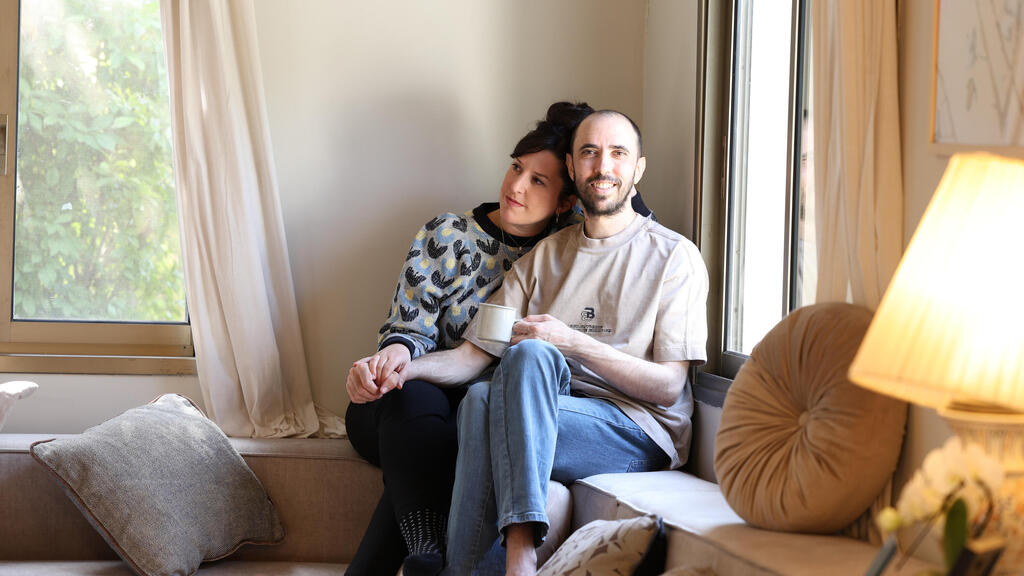 טל שהם עם אשתו עדי בביתם, אחרי 505 ימים בשבי חמאס  