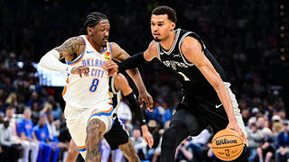 שחקן סן אנטוניו ספרס ויקטור וומבניאמה מול שחקן אוקלהומה סיטי ת'אנדר ג'יילן וויליאמס