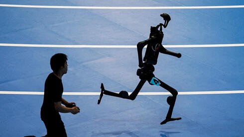 תמונות השנה בעולם 2025 ארה"ב רובוט אנושי משתתף במרוץ 400 מטר ב משחקי הרובוטים העולמיים בייג'ינג סין 15 אוגוסט