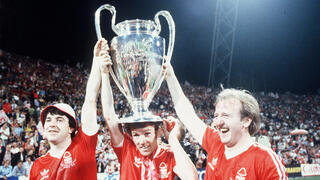 שחקן נוטינגהאם פורסט ג'ון רוברטסון (משמאל) עם איאן בוייר וקני ברנס