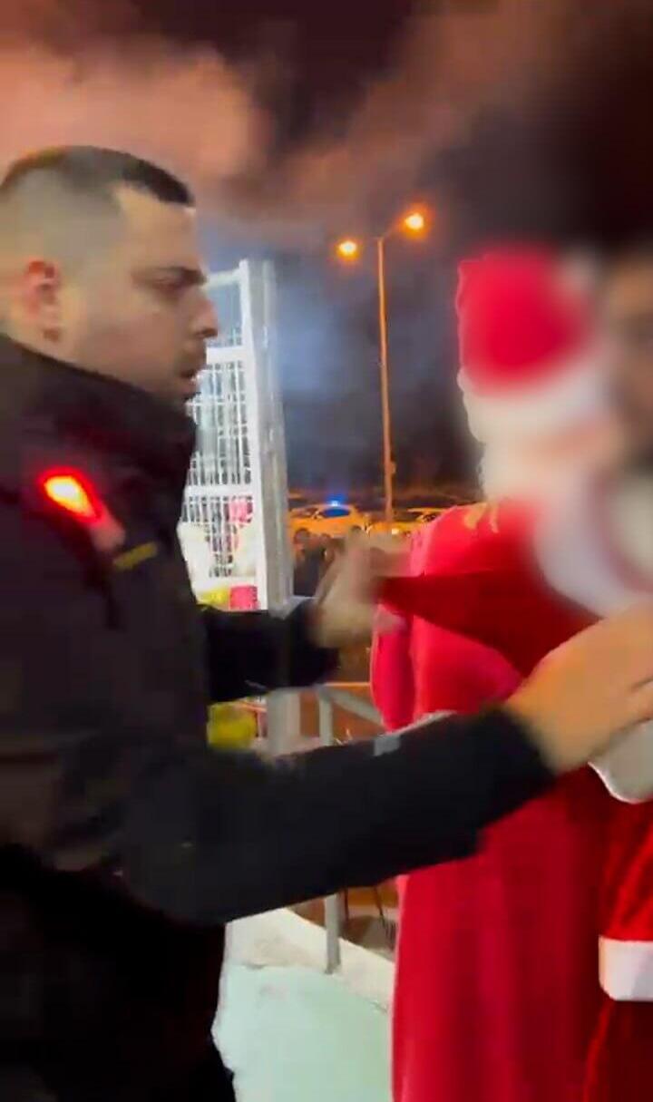 משטרת ישראל עצרה אדם בתחפושת סנטה קלאוס בחגיגות חג המולד בחיפה