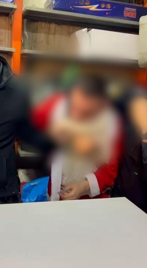 משטרת ישראל עצרה אדם בתחפושת סנטה קלאוס בחגיגות חג המולד בחיפה
