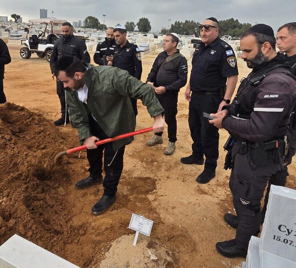 מכסים את קברו של איגו מרגוליס ז״ל