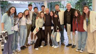 מנכ״ל הסוכנות היהודית יהודה סטון ‏ויו״ר הסוכנות היהודית אלוף במיל. דורון אלמוג עם שליחים של הסוכנות היהודית