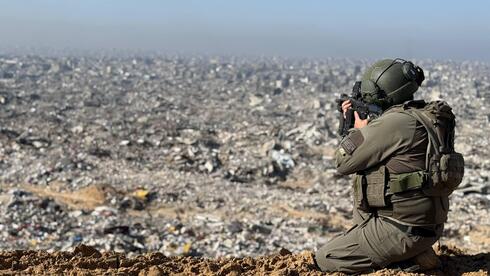 הכתב רוני גרין שאולוב בסיור בעזה עם מח"ט צפונית