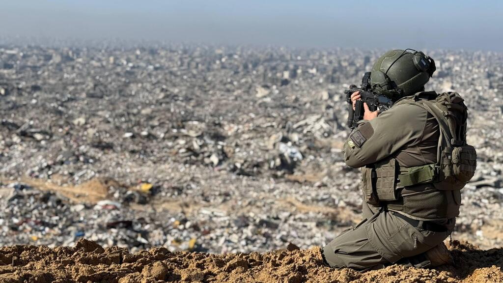 הכתב רוני גרין שאולוב בסיור בעזה עם מח"ט צפונית