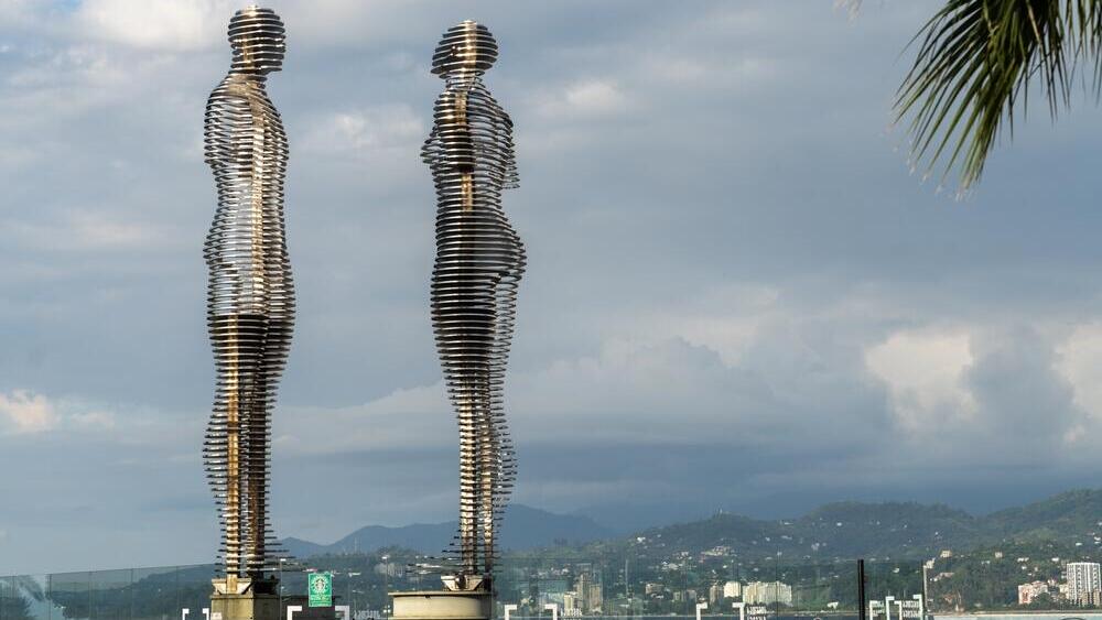 "עלי ונינו", הפסל הנע של האמנית תמרה קבסיטדזה בבטומי