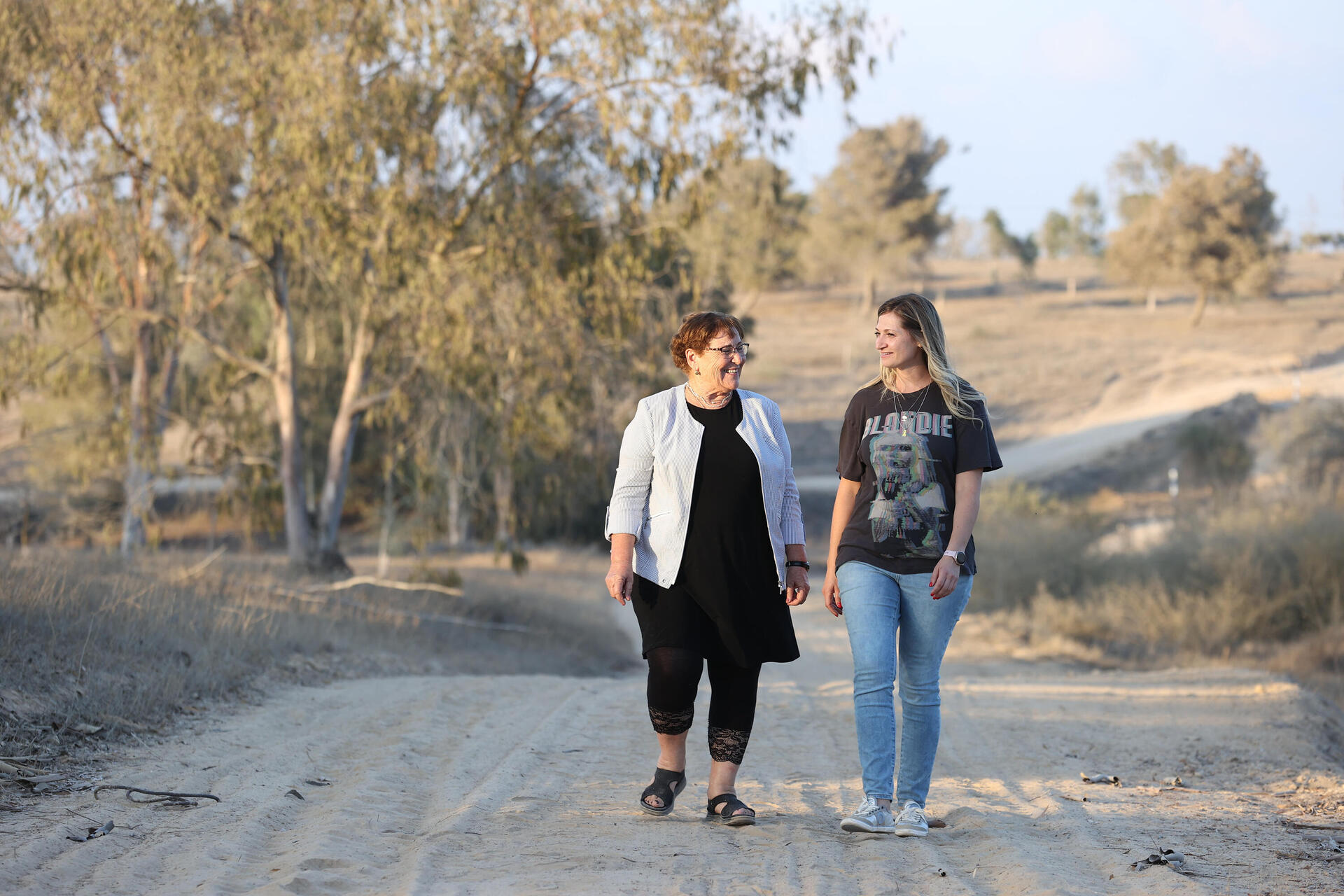 מרים פרץ ואשירה, אלמנתו של מג"ד גולני תומר גרינברג ז"ל, במפגש בעוטף  