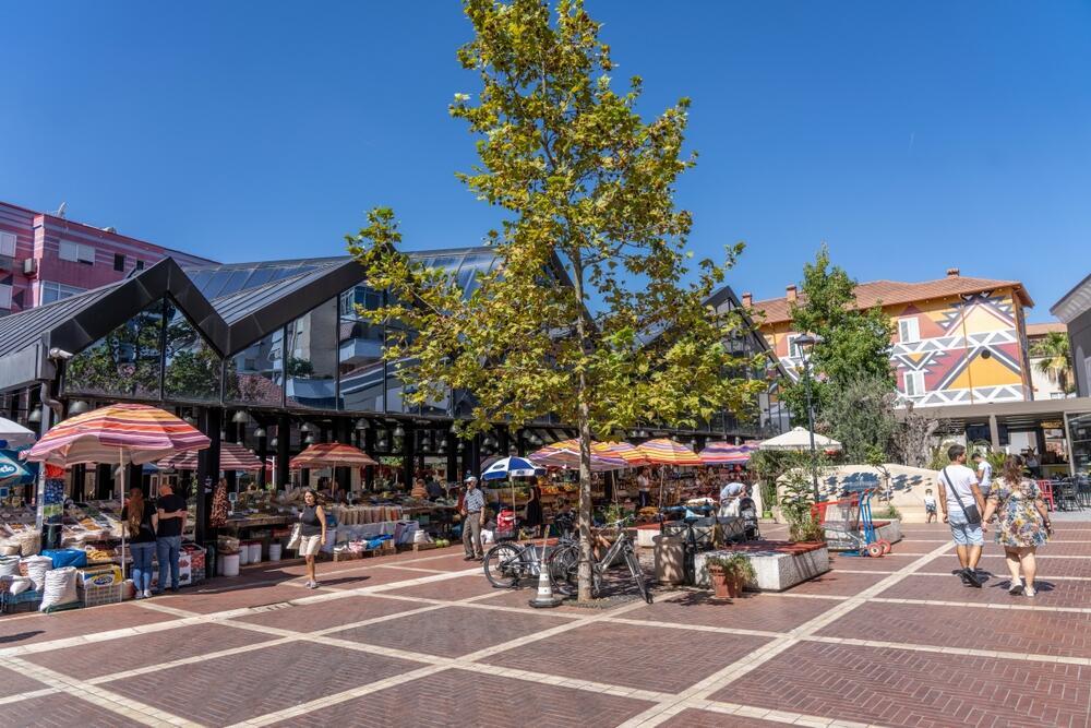 Центральный рынок Тираны (Фото: Andrea Chiozzi, shutterstock) השוק המרכזי בטירנה