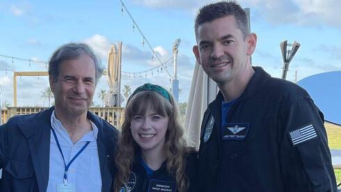 איתן סטיבה (במרכז) לצד ג'ארד אייזקמן (מימין) וכל צוות טיסת החלל הראשונה שלו - Inspiration 4