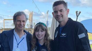 איתן סטיבה (במרכז) לצד ג'ארד אייזקמן (מימין) וכל צוות טיסת החלל הראשונה שלו - Inspiration 4