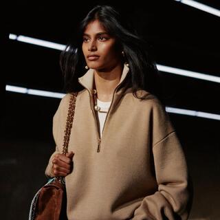 באביטה מנדבה בתצוגת Métiers d'art של שאנל ברכבת התחתית בניו יורק, 2025