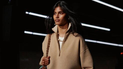 באביטה מנדבה בתצוגת Métiers d'art של שאנל ברכבת התחתית בניו יורק, 2025