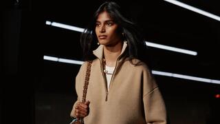 באביטה מנדבה בתצוגת Métiers d'art של שאנל ברכבת התחתית בניו יורק, 2025