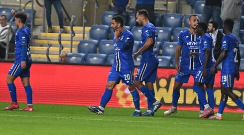 שחקני הפועל פתח תקווה חוגגים