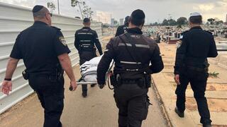 השוטרים מלווים את ניצול השואה בדרכו האחרונה