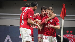 שחקני הפועל ת"א חוגגים עם רוי קורין