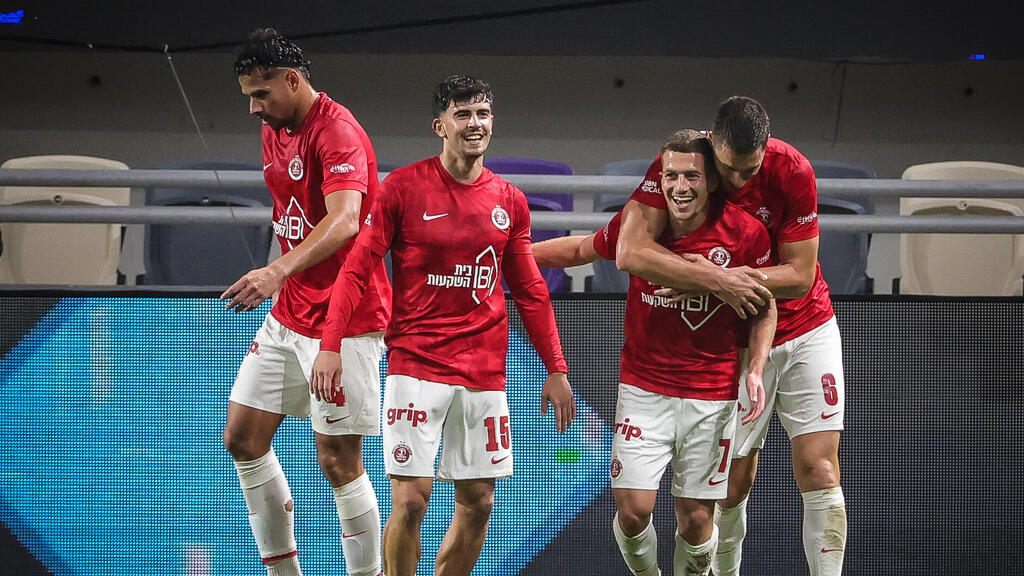 שחקני הפועל ת"א חוגגים עם רוי קורין