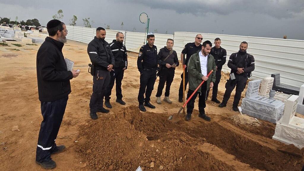 השוטרים ליד קברו של איגו מרגוליס ז״ל