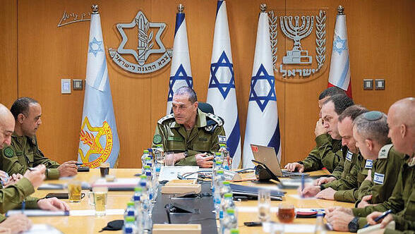 זמיר בפורום המטה הכללי. נזהר מלעורר עליו את חמתם של כ"ץ ונתניהו | צילום: דובר צה"ל