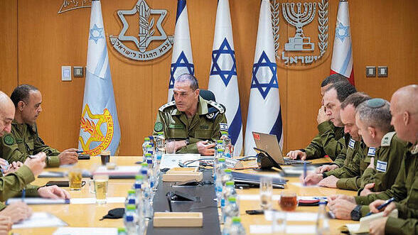 זמיר בפורום המטה הכללי. נזהר מלעורר עליו את חמתם של כ"ץ ונתניהו | צילום: דובר צה"ל