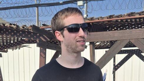 סער אופיר מחוץ לכלא רימונים לאחר שחרורו