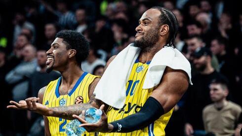 שחקן מכבי ת"א אושיי בריסט עם ג'ימי קלארק