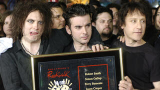 פרי באמונטי (מימין) עם חבריו ללהקה סיימון גאלופ ורוברט סמית'