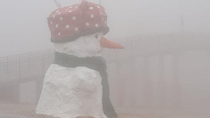 Снег и туман на Хермоне (Фото: туркомплекс на Хермоне) שלג וערפל באתר החרמון