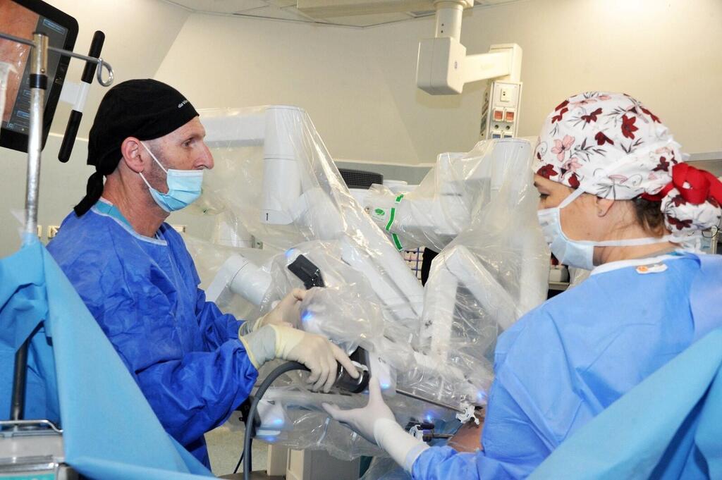 פרופ' ליאור לבנשטיין וד"ר סוזנה מוסטפא-מיח'איל במהלך ניתוח במרכז הרפואי לגליל