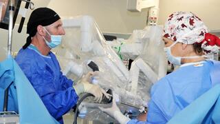 פרופ' ליאור לבנשטיין וד"ר סוזנה מוסטפא-מיח'איל במהלך ניתוח במרכז הרפואי לגליל