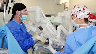 פרופ' ליאור לבנשטיין וד"ר סוזנה מוסטפא-מיח'איל במהלך ניתוח במרכז הרפואי לגליל