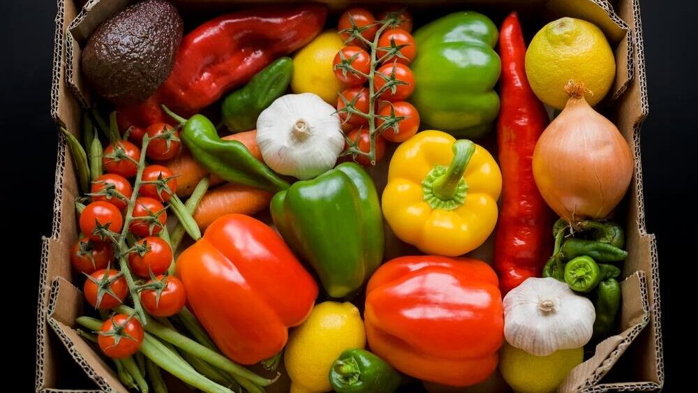 אבוקדו וירקות צבעוניים