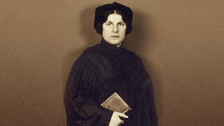 רגינה יונאס. הרבה הראשונה