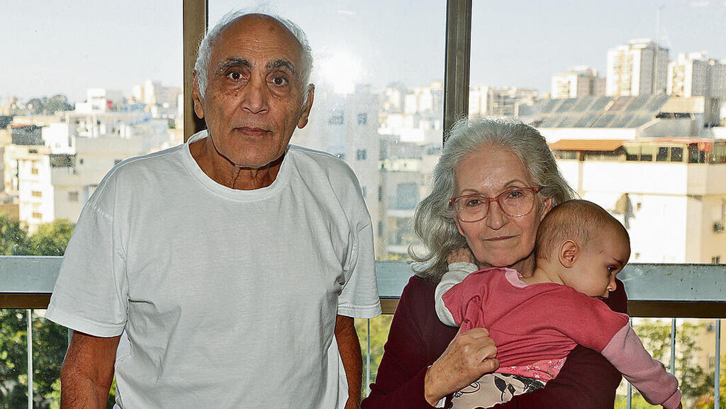 עדנה וידידיה שבתאי עם הנכדה שחולצה על ידי שוטרת