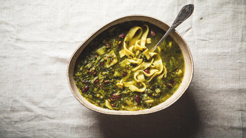 מרק קטניות, עשבים, שורשים ואטריות